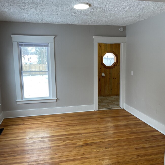 Building Photo - 331 W Ostrander Ave