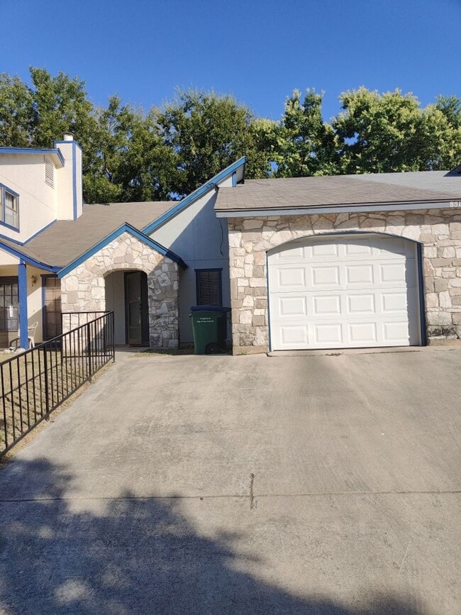 Building Photo - CONVENIENT TO MEDICAL CENTER AND USAA
