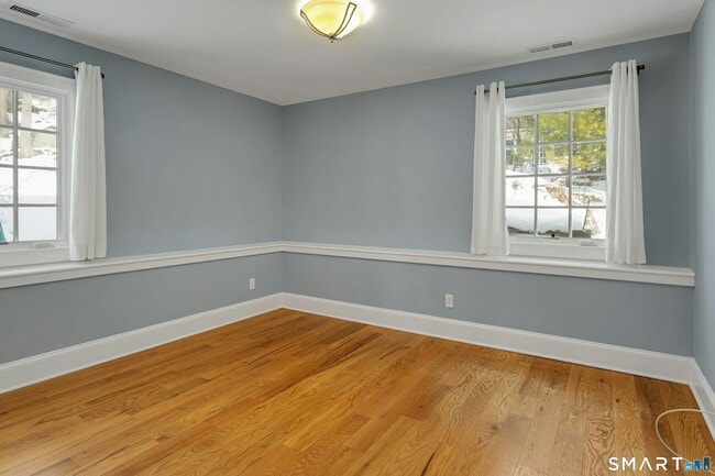 Building Photo - 19 Robin Hood Ln