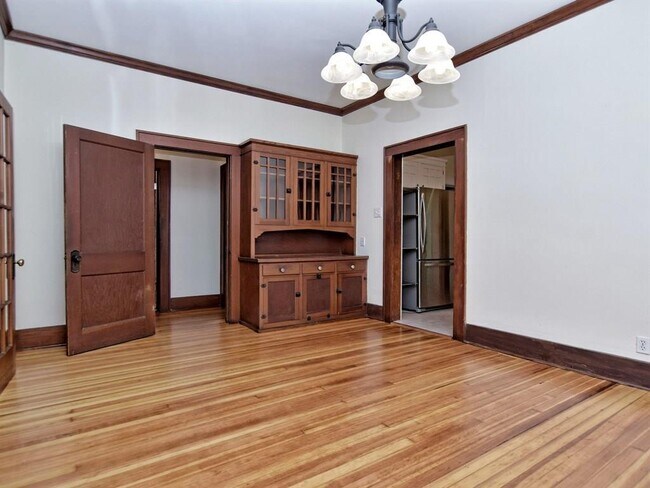 Building Photo - 403 W 37th St