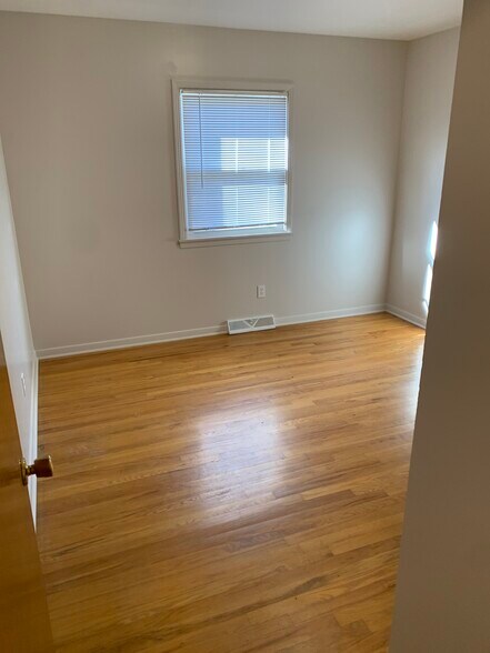 Building Photo - 9618 Outlook Dr