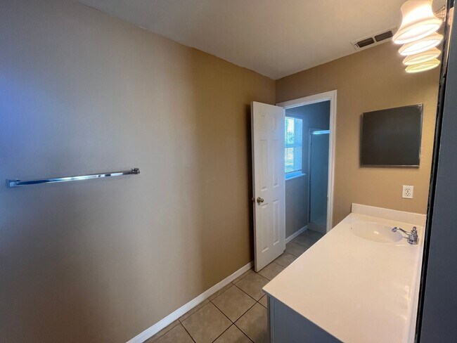 Building Photo - 204 Canterbury Ct