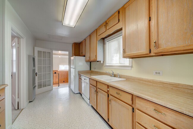 Building Photo - Charming Historic Rental Just Blocks from ...
