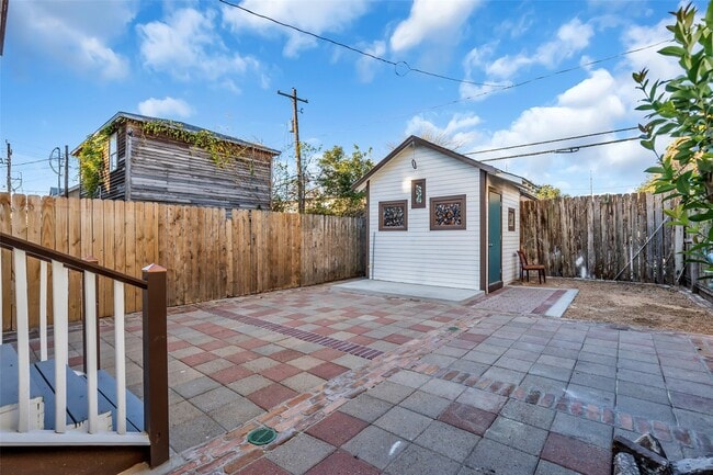 Building Photo - 611 Harvard St