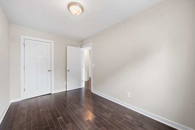 Building Photo - Cheery downtown bungalow with stunning finishes and fenced back yard.