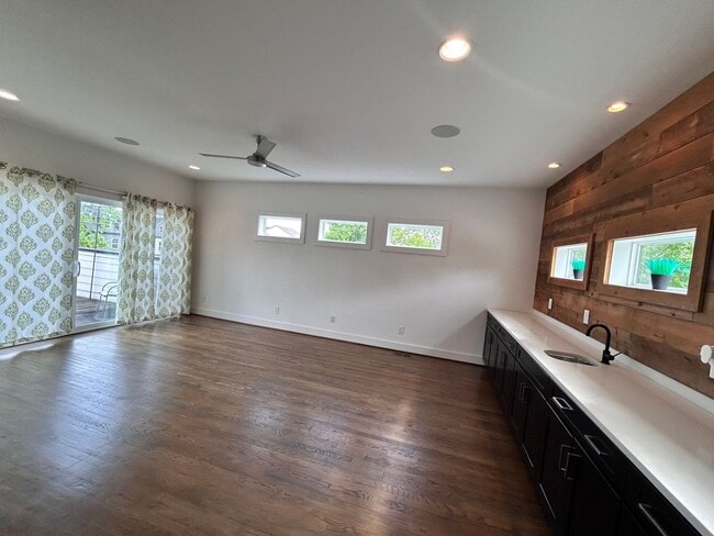 Building Photo - 913 14th Ave S