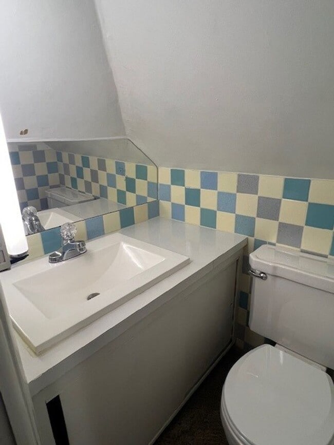 Building Photo - Charming 3bedroom, 1.5bathroom Home