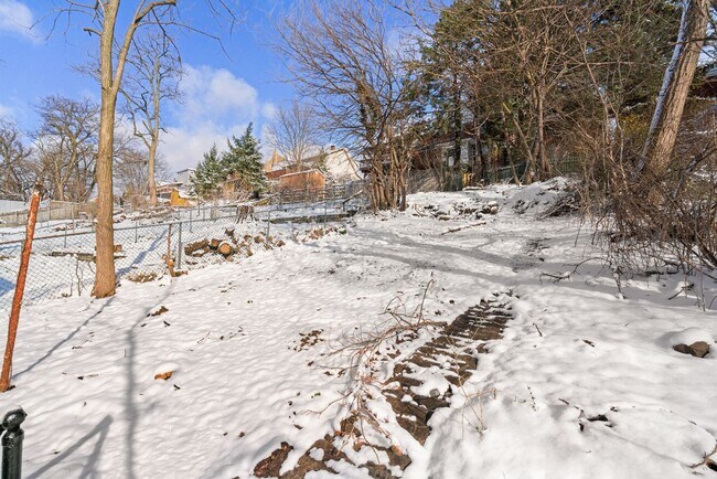 Building Photo - Stunning 4 bedroom home in Brookline available now!