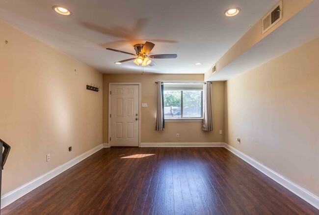 Building Photo - Updated 2 Bedroom 1.5 Bath in Goshen Valley!