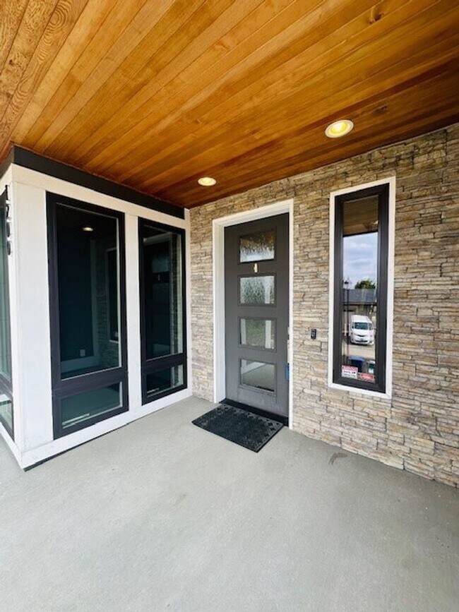 Building Photo - 4bd/2.75ba Renton House