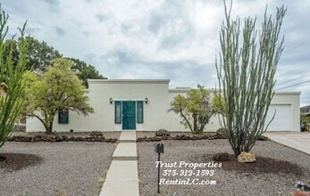 Building Photo - Spacious home close to shops and hospital