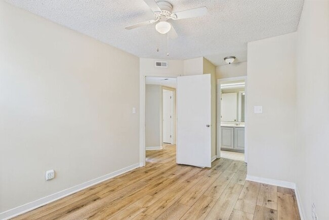 Building Photo - Charming 3-Bedroom Townhome in Sunset Woods