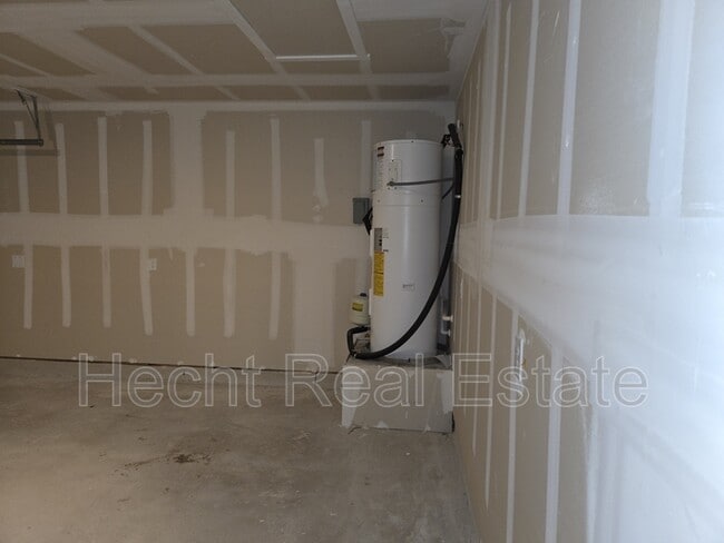 Building Photo - 968 Creek