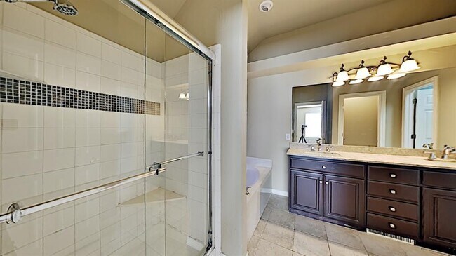 Building Photo - 6808 Sandlewood Dr