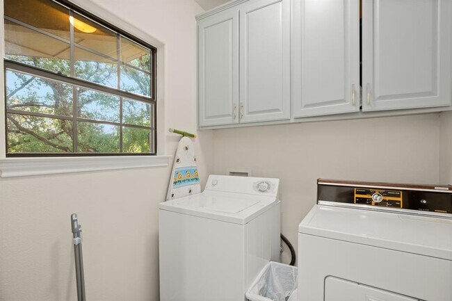 Building Photo - 1352 Lakeshore Dr