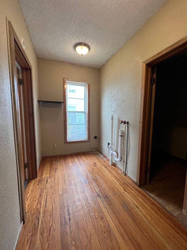 Building Photo - 4 bed 2 bath house $1,050