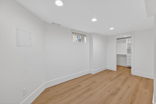 Building Photo - Platt Park Classic! 4 Beds, 2 Bath - Fully remodeled! Don't miss out on this one!