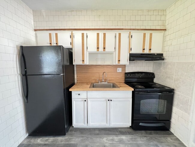 Building Photo - 2 Bedroom 1 Bath unit Move-In Ready Home in West Park!