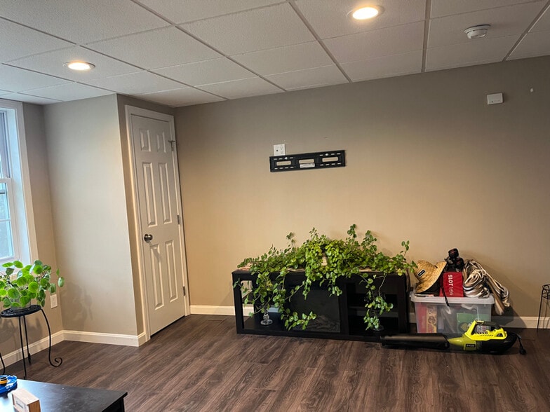 Building Photo - 16 Ferncliff Ave