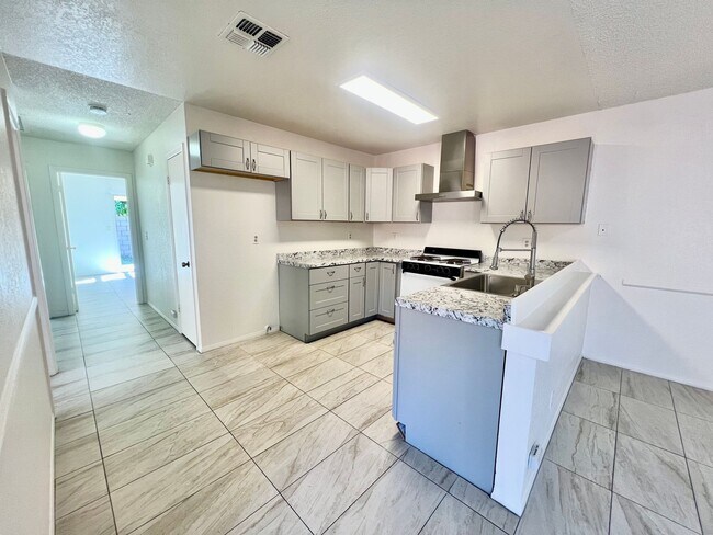 Building Photo - AVAILBLE NOW !!  3-bedroom 2 bath Duplex i...