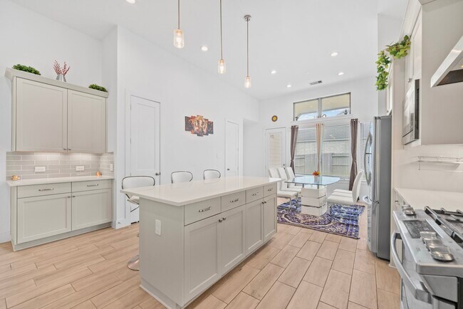 Building Photo - 10718 Blossom River Dr