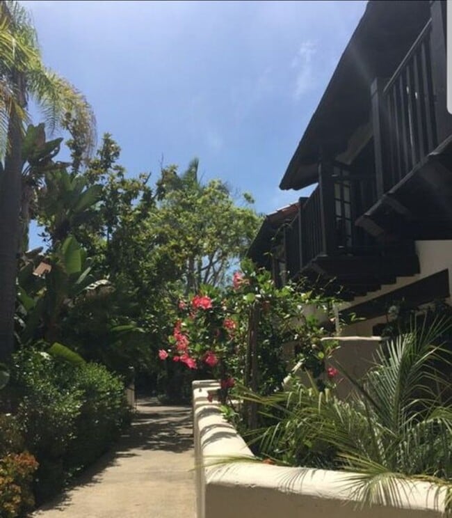 Building Photo - 8694 Villa La Jolla Dr