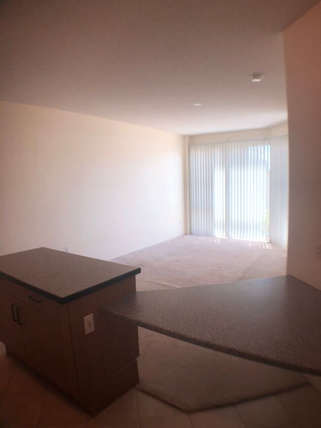 Building Photo - 1 bed, 1 bath, 1 parking with a lanai, located in One Archer Lane!