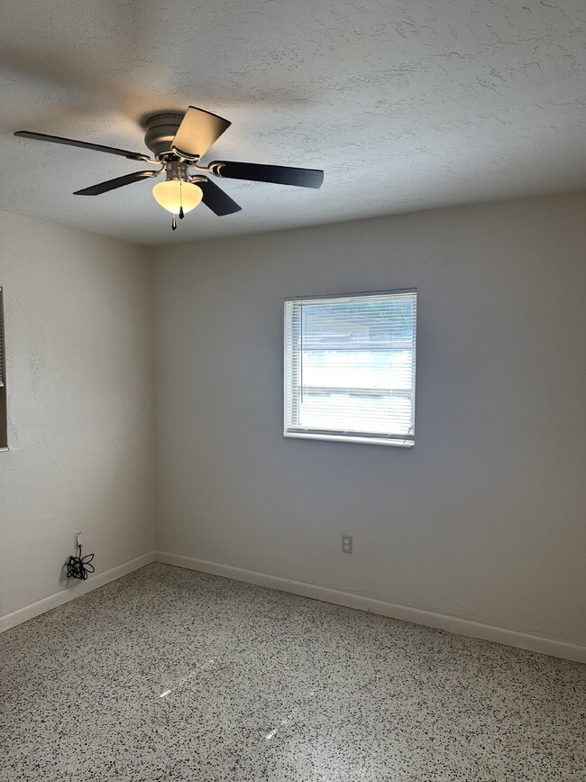 Building Photo - Cute 2 Bedroom, 1 Bathroom Single Family H...