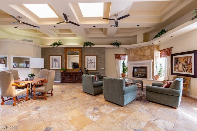 Building Photo - 950 Seven Hills Dr