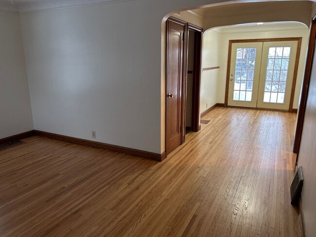 Building Photo - Spacious 3 bedroom 2 bathroom single famil...