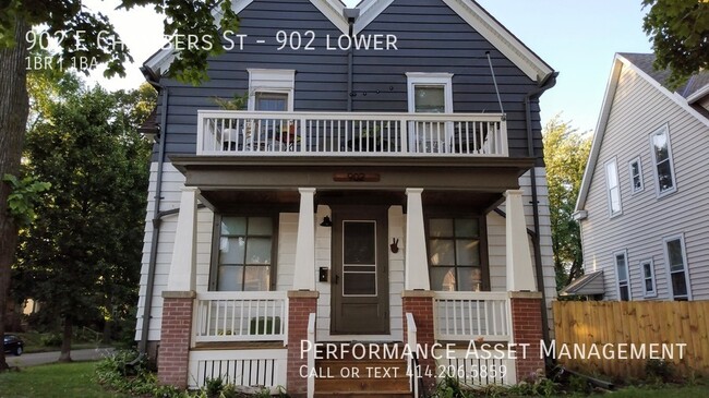 Building Photo - Charming 1BD+DEN/1BA Riverwest Lower