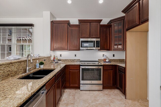 Building Photo - Newly updated townhouse with 2 car garage!