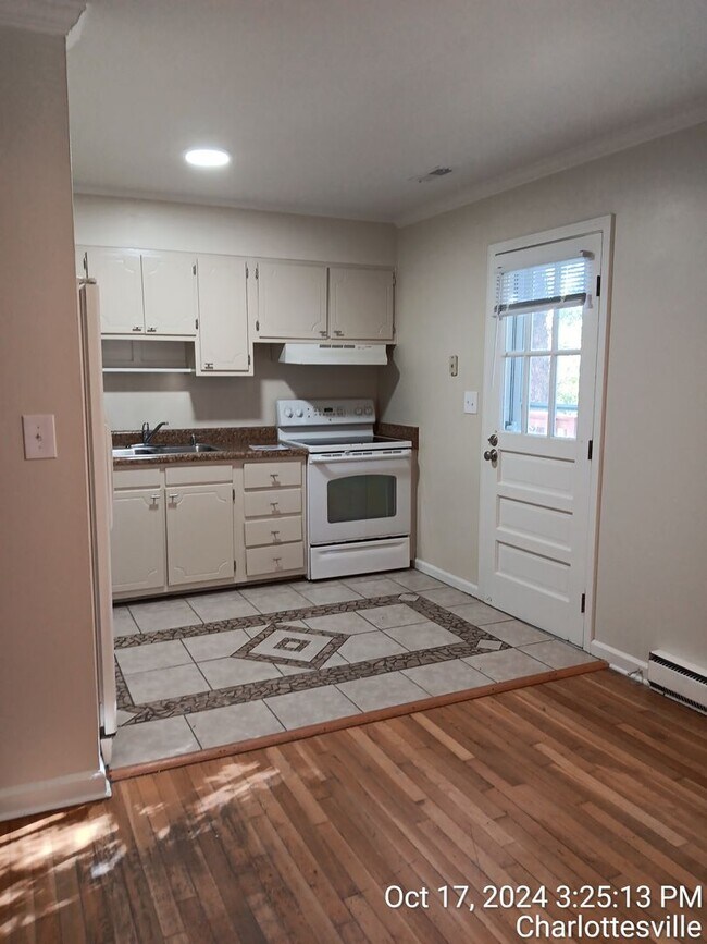 Building Photo - Spacious 5-Bedroom 2 Bath  Home in Historic Downtown Charlottesville