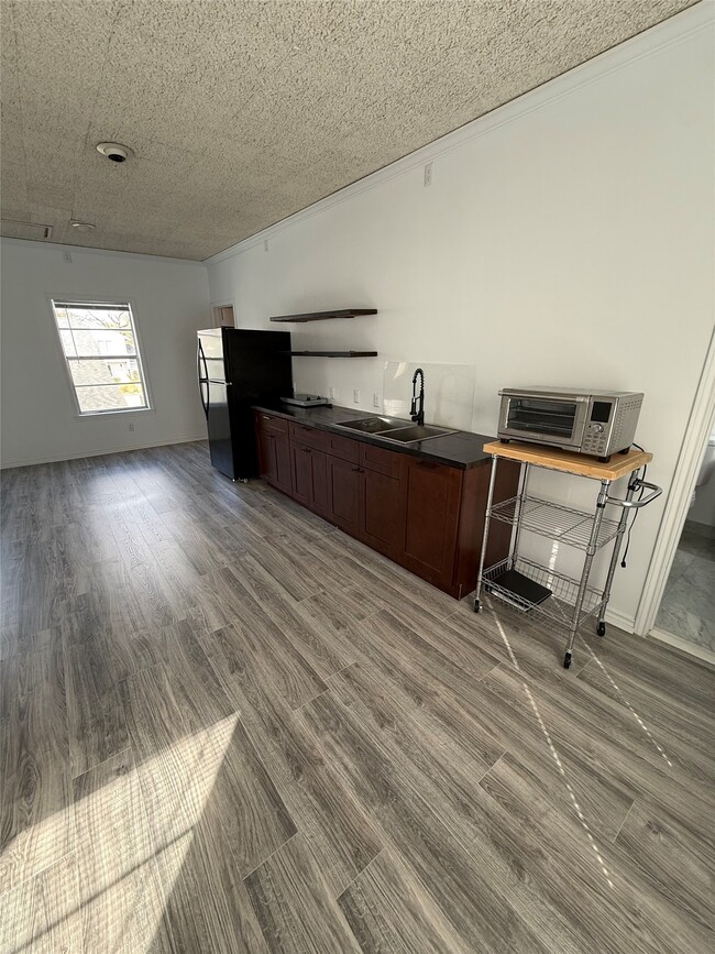 Building Photo - 618 E 16th St