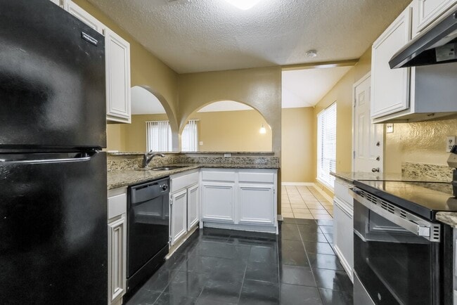 Building Photo - 2215 Hazyknoll Ln