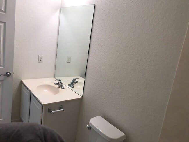 Building Photo - Beautiful 2 bed 2 bath Townhome in Gated Community