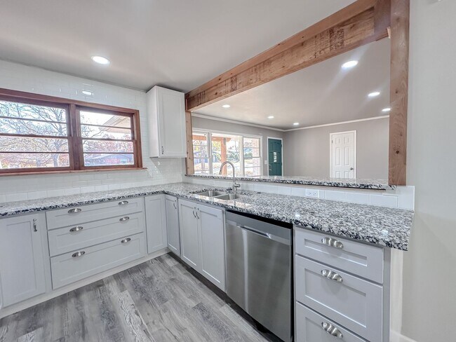 Building Photo - Midtown Tulsa: Stunning 4 bedroom 2 bathroom home