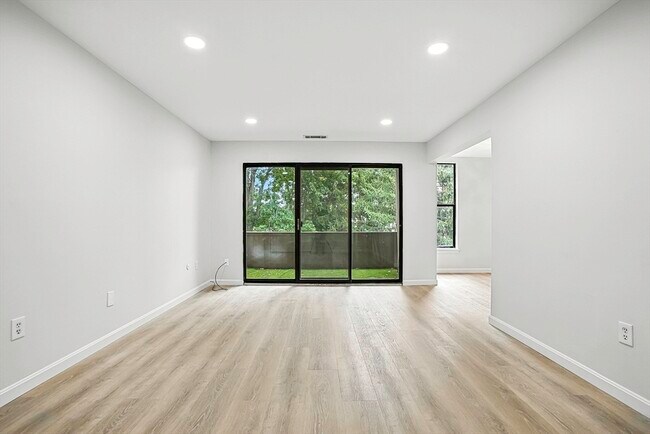 Building Photo - 2 Shrewsbury Green Dr