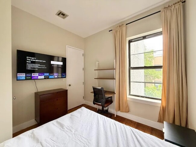 Building Photo - Furnished room/NOT APARTMENT