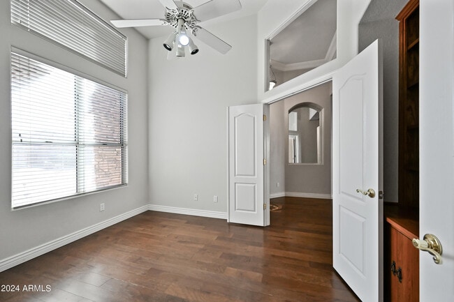 Building Photo - 6520 W Robin Ln