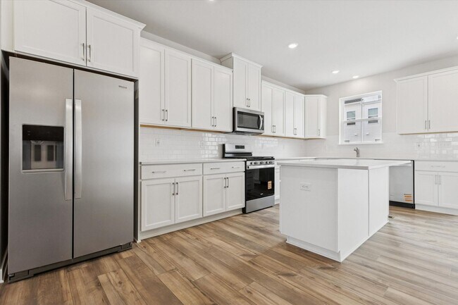 Building Photo - Brand New River Pointe townhome with modern finishes, flexible living space, and a prime location...