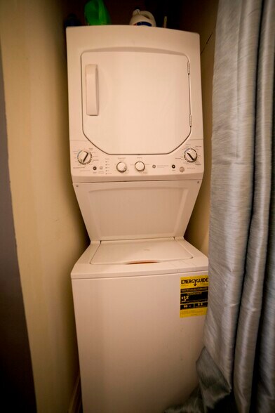 Building Photo - 2707 W Altgeld St