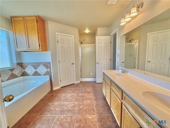 Building Photo - 2409 Vernice Dr