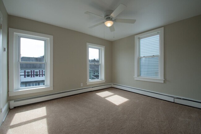 Building Photo - Newly Renovated 3 Bedroom 1.5 Bathroom Sla...