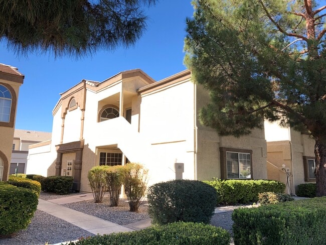 Building Photo - Fantastic 2 Bedroom Condo with Attached Garage