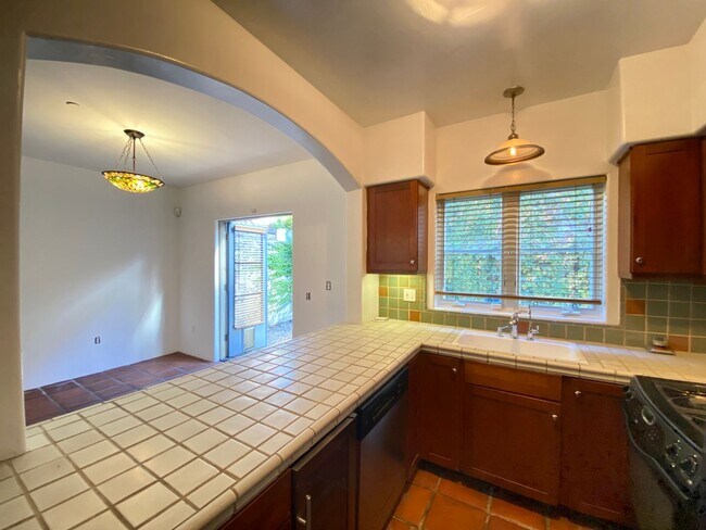 Building Photo - 1414 N Harper Ave