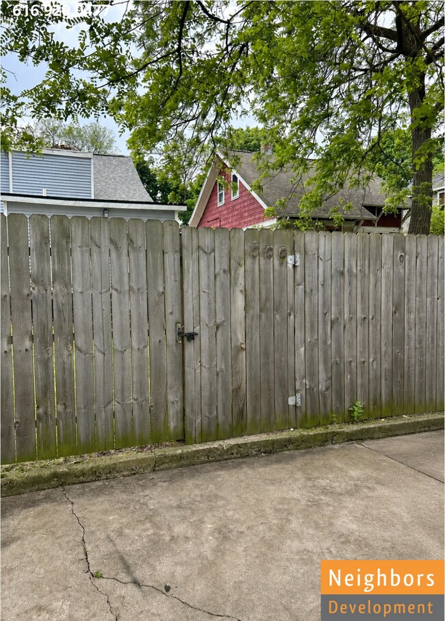 Building Photo - 1037 Hermitage St SE