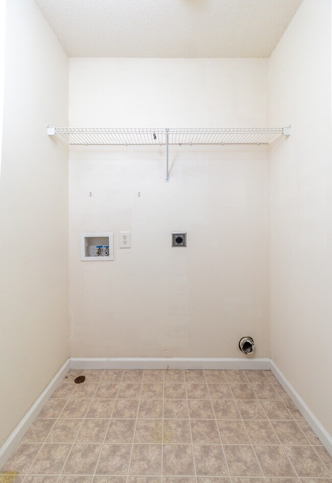 Building Photo - 385 Hawthorne Oaks Way