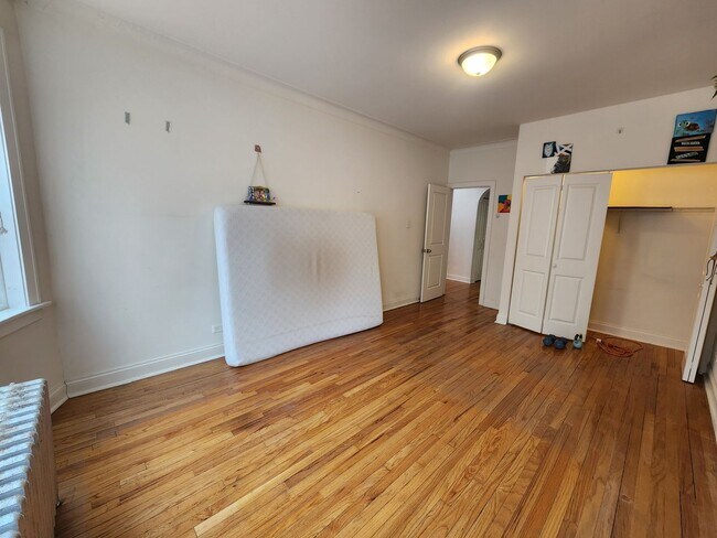 Building Photo - Large 2-bed/2-bath Apartment With Updated Kitchen and Large Living Room