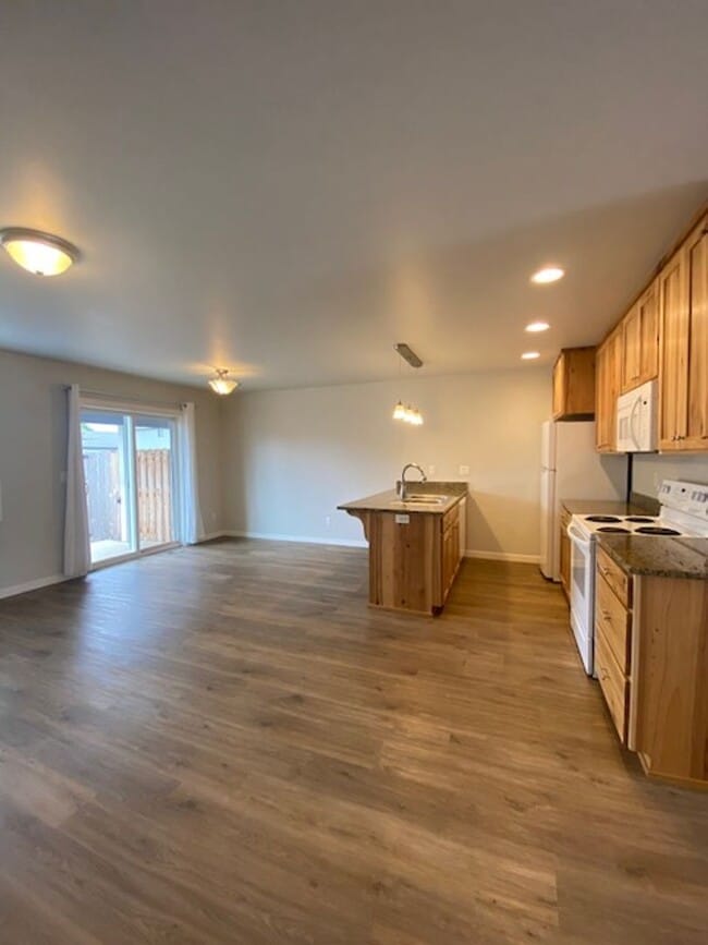 Building Photo - Conveniently Located Charming Home with RV Parking!